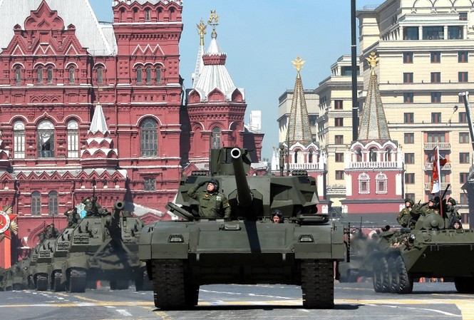 Phó Thủ tướng Nga: Châu Âu mất 15 năm để có 'phiên bản T-14 Armata' Siêu tăng T-14 Armata duyệt binh trên Quảng trường Đỏ hôm 9/5/2015