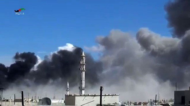 Tổng thống Mỹ cảnh báo Nga 'sa lầy không lối thoát' tại Syria Khói bốc lên từ các cuộc không kích tại thị trấn Talbisseh, tỉnh Homs, Syria. (Nguồn: AFP/TTXVN)