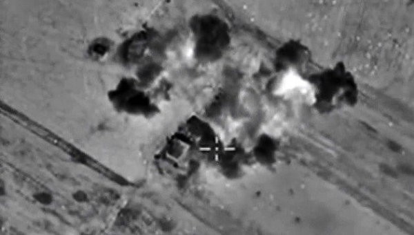 Không quân Nga dội bom 118 mục tiêu khủng bố ở Syria Một mục tiêu khủng bố tại Syria bị không quân Nga phá hủy. Ảnh: RIA Novosti