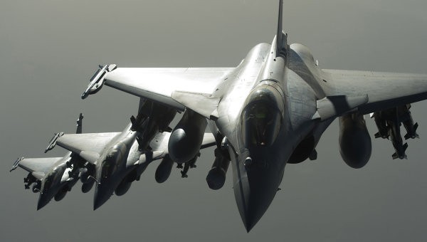 Không quân Pháp tiếp tục trút bom vào mục tiêu IS Không quân Pháp tiếp tục đánh bom các mục tiêu IS ở Syria. Ảnh: AP