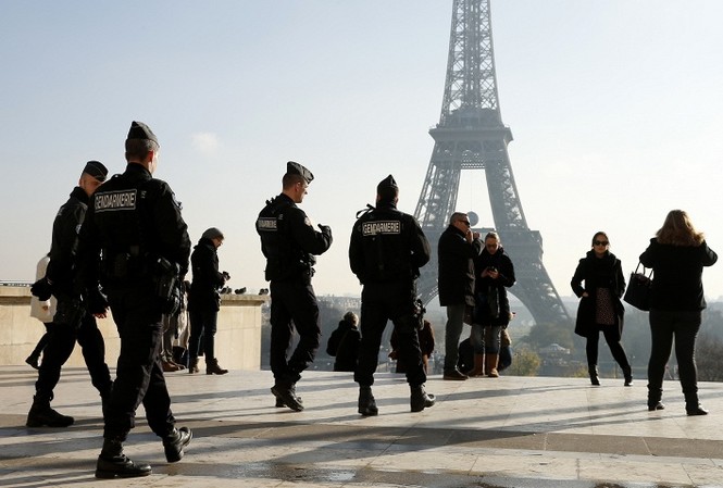 Pháp thực hiện 300 cuộc truy quét khủng bố trong 10 ngày Cảnh sát Pháp tuần tra khu vực trung tâm Paris. Ảnh: EPA