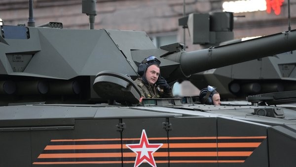 Nga thử nghiệm hàng loạt xe chiến đấu nền tảng Armata Tăng T-14 Armata duyệt binh trên Quảng trường Đỏ hôm 8/5/2015. Ảnh: RIA Novosti