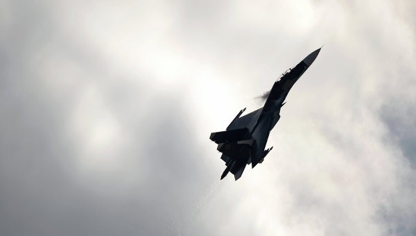 Tiêm kích Su-27 Nga chặn máy bay do thám Mỹ Tiêm kích Su-27 Nga chặn máy bay do thám Mỹ