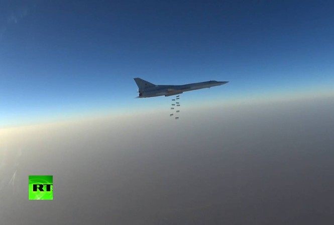 Máy bay ném bom Tu-22M3 oanh tạc mục tiêu IS Máy bay ném bom Tu-22M3 oanh tạc mục tiêu IS