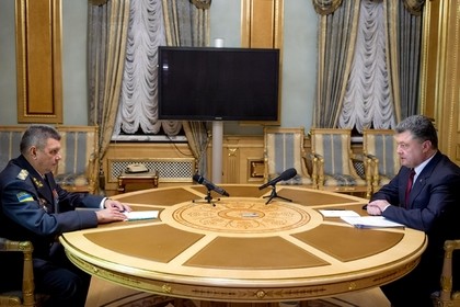 Ukraine duy trì vũ khí hạng nặng ở biên giới Crimea Cục trưởng Cục Biên phòng Ukraine Victor Nazarenko (trái) tại một buổi làm việc với Tổng thống Petro Poroshenko. Ảnh: RIA Novosti