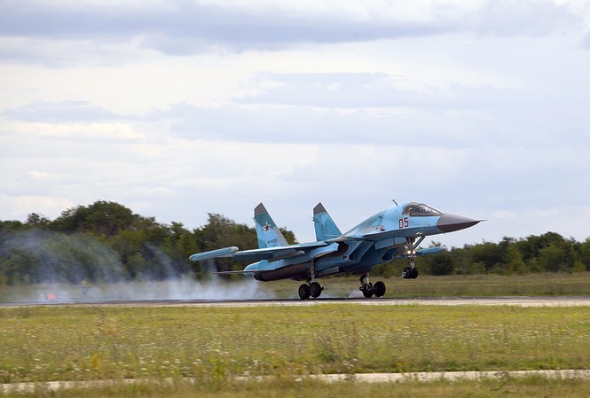 Không quân Nga sắp nhận cả trăm ‘xe tăng bay’ Su-34 Không quân Nga sắp nhận cả trăm ‘xe tăng bay’ Su-34. Ảnh: Tass