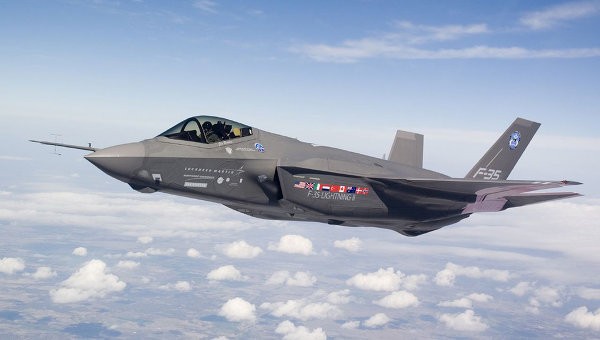 Anh trang bị tên lửa tối tân cho siêu tiêm kích F-35 Máy bay chiến đấu siêu thanh F-35. Ảnh: AP