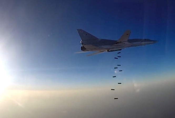 Bước ngoặt trong cuộc chiến chống khủng bố của Nga ở Syria Máy bay ném bom tầm xa Tu-22M3 oanh tạc mục tiêu khủng bố ở Syria. Ảnh: Tass