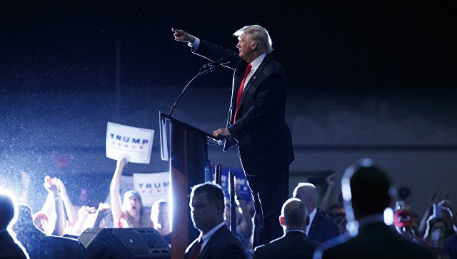 Bà Clinton nói ông Trump 'cố chấp và thành kiến' Ứng viên tổng thống của đảng Cộng hòa Donald Trump thay đổi qua điểm về chính sách nhập cư trong cuộc đua vào Nhà trắng. Ảnh: AP