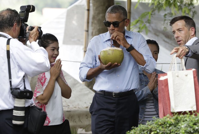 Tổng thống Philippines gặp ông Obama sau sự cố “vạ miệng” Ông Obama dạo phố, uống nước dừa tại Lào. Ảnh: AP