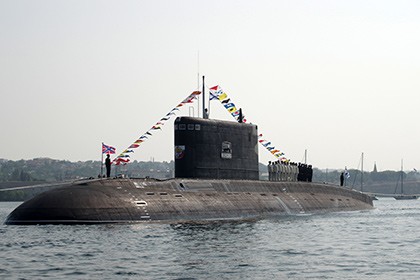 Tàu ngầm Nga khai hỏa tên lửa hành trình Kalibr Tàu ngầm diesel-điện Novorossiysk của Hạm đội Biển Đen. Ảnh: RIA Novosti