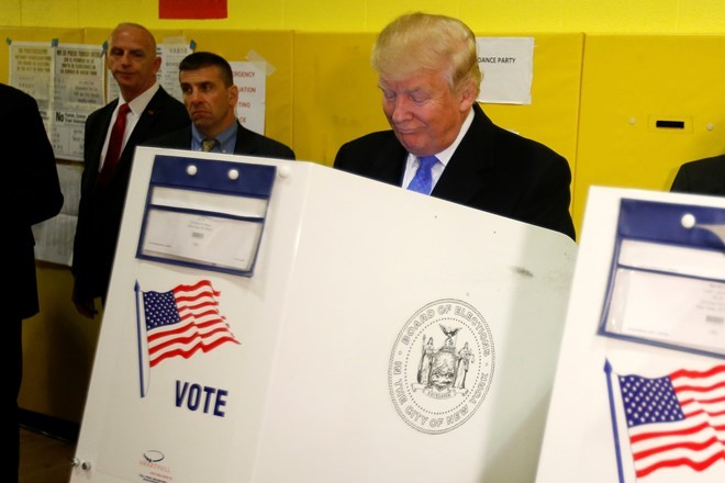 Ông Donald Trump cùng vợ đi bỏ phiếu Ông Trump đã xuất hiện tại địa điểm bầu cử ở Manhattan (New York) cùng phu nhân Melanie của mình.
