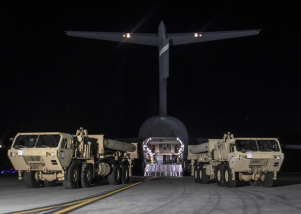 Hàn Quốc bắt đầu triển khai hệ thống THAAD dàn phóng tên lửa được vận chuyển bằng đường không tới căn cứ không quân Osan ở Hàn Quốc. Ảnh: Phương Đông