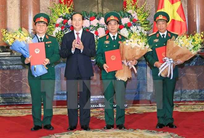 Chủ tịch nước Trần Đại Quang trao quyết định thăng quân hàm cho các sỹ quan cấp cao Chủ tịch nước Trần Đại Quang trao Quyết định thăng quân hàm cho ba sỹ quan cao cấp. (Ảnh: Nhan Sáng/TTXVN)