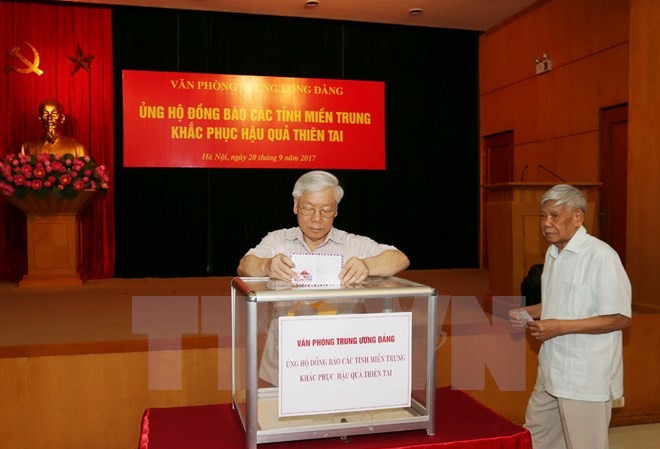 Tổng Bí thư, Chủ tịch Quốc hội quyên góp hỗ trợ đồng bào miền Trung Tổng Bí thư Nguyễn Phú Trọng, nguyên Tổng Bí thư Lê Khả Phiêu tham gia quyên góp ủng hộ đồng bào khắc phục hậu quả thiên tai. (Ảnh: Trí Dũng/TTXVN)