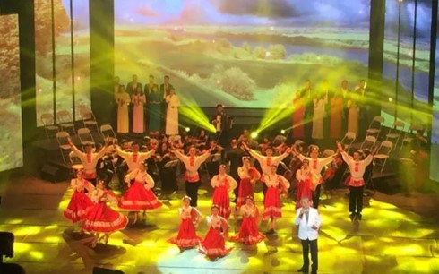 Chủ tịch nước dự chương trình nghệ thuật ‘Bản hùng ca Tháng Mười’ Chương trình nghệ thuật “Bản hùng ca Tháng Mười” (Ảnh: Báo Nhân Dân)