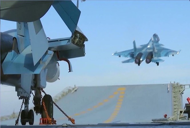 Tiêm kích Su-33 và MIG-29K lần đầu tham chiến ở Syria Ảnh: RIA Novosti