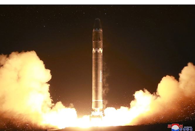 Châu Âu choáng váng thừa nhận sức mạnh tên lửa Triều Tiên Ảnh: KCNA