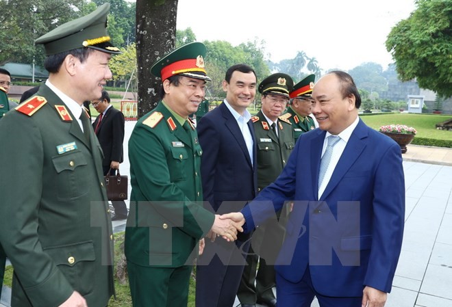 Thủ tướng yêu cầu bảo vệ an toàn tuyệt đối Lăng Chủ tịch Hồ Chí Minh Thủ tướng Nguyễn Xuân Phúc và cán bộ Ban quản lý Lăng Chủ tịch Hồ Chí Minh. (Ảnh: Thống Nhất/TTXVN)