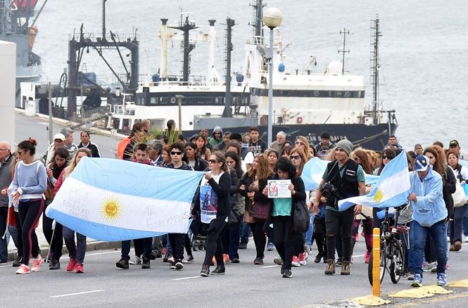 Argentina xác định số phận 44 thủy thủ tàu ngầm ARA San Juan mất tích Thân nhân thủy thủ đoàn tàu ARA San Juan tuần hành hôm 3/12. Ảnh: Reuters