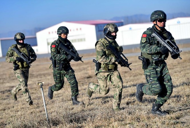 Trung Quốc tuần tra biên giới Triều Tiên giữa lúc ‘nước sôi lửa bỏng’ Ảnh: Newsweek