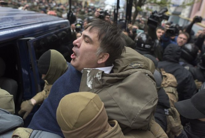Cựu Tổng thống Gruzia Saakashvili bị trục xuất khỏi Ukraine Ảnh: AP