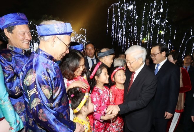 Tổng Bí thư chung vui cùng người dân Thủ đô chào đón Giao thừa Tổng Bí thư Nguyễn Phú Trọng với nhân dân tại Tượng đài Lý Thái Tổ. (Ảnh: Trí Dũng/TTXVN)