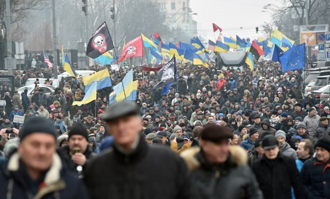 Hàng nghìn người Ukraine biểu tình đòi luận tội Tổng thống Poroshenko Hàng nghìn người ủng hộ cựu Tổng thống Gruzia Mikhail Saakashvili đã xuống đường biểu tình trên nhiều con phố ở thủ đô Kiev của Ukraine. (Nguồn: AFP)