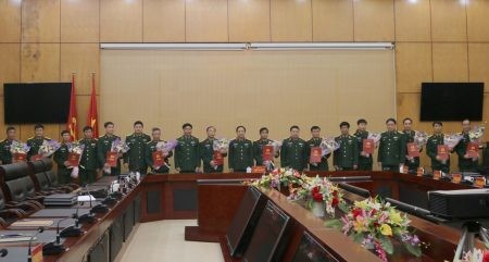 Điều động, bổ nhiệm 12 cán bộ Quân khu 2 Thường vụ Đảng ủy, Bộ Tư lệnh Quân khu 2 trao quyết định điều động, bổ nhiệm 12 cán bộ. Ảnh QK2