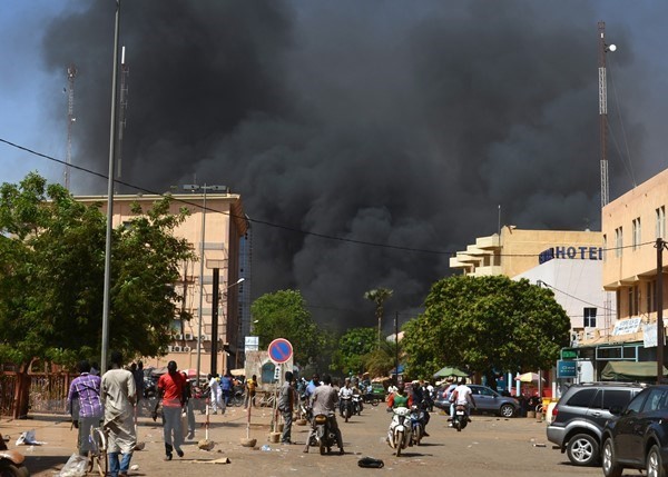 Thế giới 24h: Đại sứ quán Pháp tại Burkina Faso bị tấn công khủng bố Khói đen bốc lên cuồn cuộn sau vụ nổ ở thủ đô Ouagadougou. (Nguồn: AFP/ TTXVN)