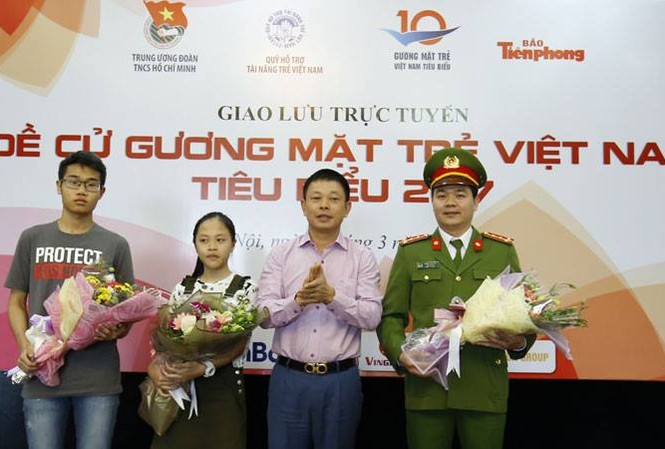 Các đề cử Gương mặt trẻ Việt Nam tiêu biểu chia sẻ về mẹ và ngày 8/3 Ông Phùng Công Sưởng, Phó Tổng biên tập báo Tiền Phong, tặng hoa cho các đề cử Gương mặt trẻ Việt Nam tiêu biểu 2017, tham gia giao lưu. Ảnh: Như Ý