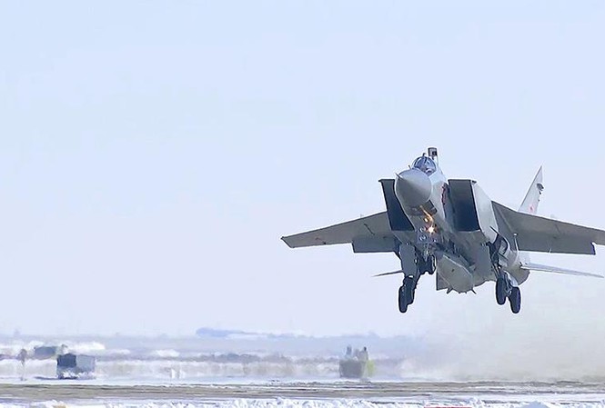 Tiêm kích đánh chặn MiG-31 ‘thêm cánh’ với tên lửa siêu thanh Kinzhal Ảnh: Sputnik