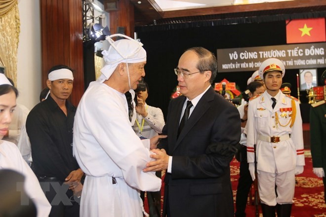 Hơn 100.000 người đã đến viếng nguyên Thủ tướng Phan Văn Khải Ông Nguyễn Thiện Nhân, Ủy viên Bộ Chính trị, Bí thư Thành ủy Thành phố Hồ Chí Minh chia buồn cùng gia đình nguyên Thủ tướng Chính phủ Phan Văn Khải. (Ảnh: Thanh Vũ/TTXVN)