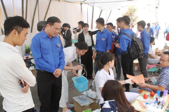 Bản tin Tháng Thanh niên 2018: Chung tay vì sức khỏe cộng đồng Bản tin Tháng Thanh niên 2018: Chung tay vì sức khỏe cộng đồng