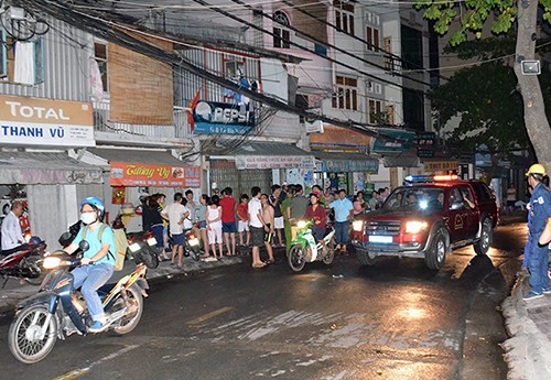 Cháy nhà ở trung tâm Sài Gòn, cả khu vực náo loạn Nhiều người vẫn tập trung đầu hẻm chưa dám về nhà sau vụ cháy. Ảnh: Sơn Hoà.