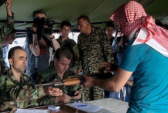 THẾ GIỚI 24H: Hàng trăm tay súng nổi dậy Syria giao nộp vũ khí THẾ GIỚI 24H: Hàng trăm tay súng nổi dậy Syria giao nộp vũ khí