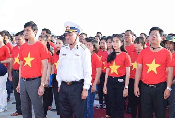 Trao Kỷ niệm chương 'Vì thế hệ trẻ' cho chỉ huy nhà giàn DK1-17 Đoàn đại biểu tham gia hành trình làm lễ dâng hương, thả vòng hoa, hạc giấy tưởng niệm các chiến sĩ hy sinh trong trận chiến bảo vệ Gạc Ma. Ảnh: Xuân Ân