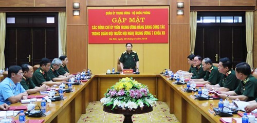 Phát huy trí tuệ đóng góp vào thành công Hội nghị TW7 khóa XII Đại tướng Ngô Xuân Lịch chủ trì và phát biểu tại buổi gặp mặt. Ảnh: Báo Quân đội Nhân dân