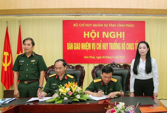 Điều động, bổ nhiệm nhân sự Quân khu 2 Ủy viên Trung ương Đảng, Bí thư Tỉnh ủy Vĩnh Phúc Hoàng Thị Thúy Lan và Thiếu tướng Phùng Sĩ Tấn, Tư lệnh Quân khu 2 chứng kiến lễ ký biên bản bàn giao. Ảnh báo Vĩnh Phúc