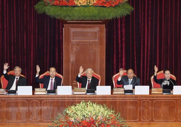 Đề cao giải pháp kiểm soát quyền lực, chống chạy chức, chạy quyền Tổng Bí thư Nguyễn Phú Trọng, Chủ tịch nước Trần Đại Quang, Thủ tướng Nguyễn Xuân Phúc, Chủ tịch Quốc hội Nguyễn Thị Kim Ngân và Uỷ viên Bộ Chính trị, Thường trực Ban Bí thư Trần Quốc Vượng biểu quyết thông qua Nghị quyết Hội nghị Trung ương lần thứ bảy.