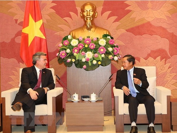 Việt Nam-Hoa Kỳ cùng tháo gỡ những rào cản về thương mại và đầu tư Phó Chủ tịch Quốc hội Đỗ Bá Tỵ tiếp Thượng nghị sỹ Cory Gardner. (Ảnh: Dương Giang/TTXVN)