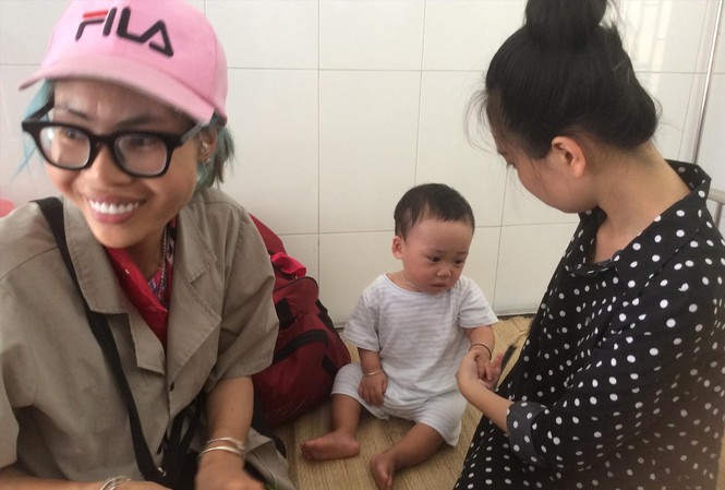 Bella đã khám, con trai tạm ổn Bella (bìa trái) và con trai tại Trung tâm Bảo trợ Xã hội 1 hôm 3/7. Ảnh: VK