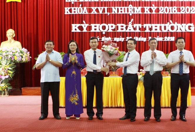 Thái Bình có tân Chủ tịch HĐND, UBND tỉnh Tân Chủ tịch HĐND tỉnh Thái Bình Nguyễn Hồng Diên (thứ 3 bên phải) tặng hoa tân Chủ tịch UBND tỉnh Đặng Trọng Thăng (thứ 3 bên trái).