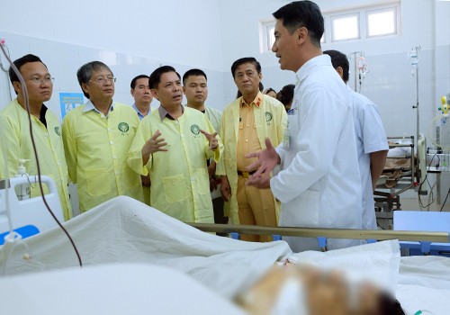 Hai bệnh nhi sống sót trong vụ tai nạn xe rước dâu được chuyển viện Lãnh đạo Bộ Giao thông và Ủy ban An toàn giao thông quốc gia thăm hỏi các bệnh nhân vụ tai nạn. Ảnh: N.Đ.