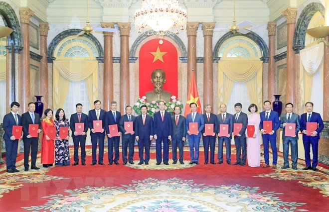 Quy định về trường hợp đặc biệt bổ nhiệm Đại sứ đặc mệnh toàn quyền Chủ tịch nước Trần Đại Quang trao Quyết định bổ nhiệm cho 16 Đại sứ Việt nam được chỉ định tại nước ngoài, nhiệm kỳ 2018-2021. (Ảnh: Nhan Sáng/TTXVN)