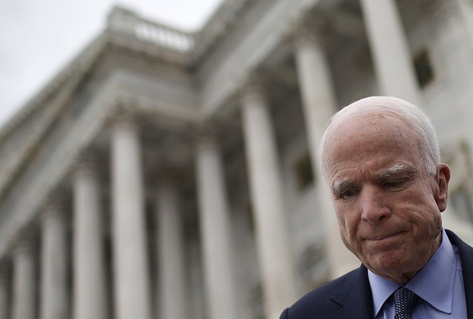 Nhiều nơi trên nước Mỹ treo cờ rủ tưởng nhớ Thượng nghị sĩ McCain Ảnh: Reuters