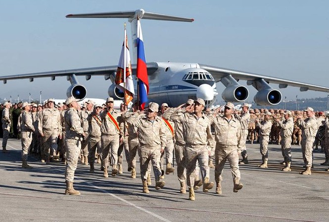 Nga tham chiến ở Syria: Những con số thống kê ấn tượng Binh sĩ Nga duyệt binh tại căn cứ quân sự ở Syria. Ảnh: RT