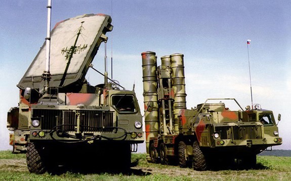 Mỹ học cách đối phó 'rồng lửa' S-300 từ Ukraine Sau nhiều thập kỷ nâng cấp, dù không có khác biệt nhiều về hình dáng bên ngoài, nhưng tổ hợp S-300 của Nga gần như khác biệt hoàn toàn với phiên bản S-300 của Ukraine.