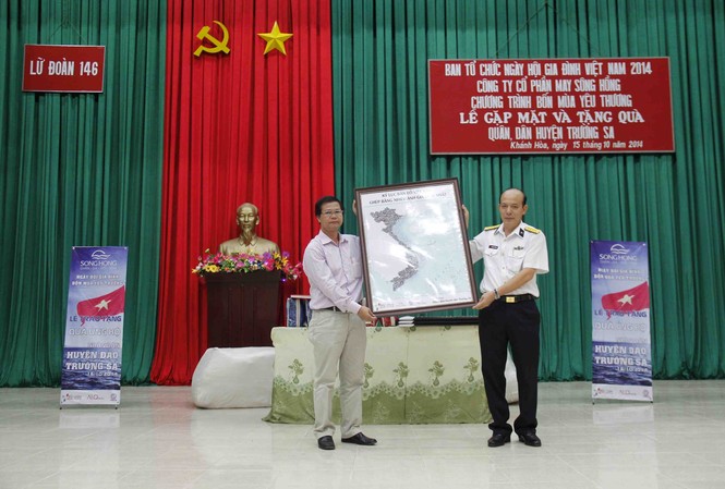 Trường Sa đón nhận tấm bản đồ kỷ lục Việt Nam Ông Dương Văn Quynh - giám đốc Trung tâm triển lãm VHNT Việt Nam trao tặng bản sao thu nhỏ tấm bản đồ kỷ lục cho ông Nguyễn Văn Thắng- chính ủy lữ đoàn 146, vùng 4 hải quân.