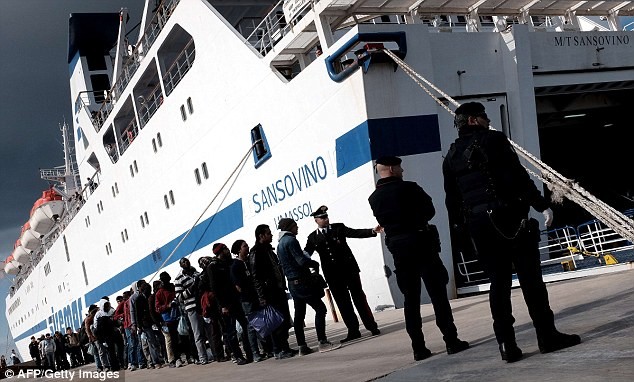 IS dọa đưa 50 vạn quân 'tắm máu' châu Âu Cảng Lampedusa ở Italy, nơi thường xuyên "hứng chịu" làn sóng di cư từ Libya